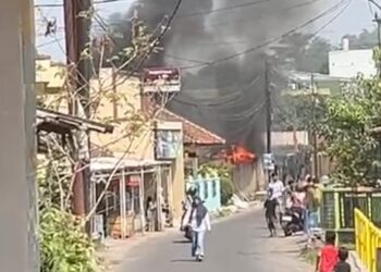 Korsleting Listrik Bakar Habis Atap Rumah Saat Tengah Salat Jumat 1 Korsleting Listrik Bakar Habis Atap Rumah Saat Tengah Salat Jumat