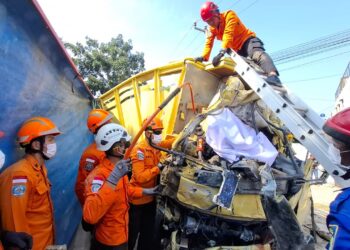 Dua Truk Hancur Berantakan di Bypass Cicalengka, 2 Tewas dan 3 Terluka 1 Dua Truk Hancur Berantakan di Bypass Cicalengka, 2 Tewas dan 3 Terluka