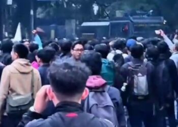 Hingga Malam Ini, Mahasiswa Demo Masih Bertahan di DPRD Jabar, Ribuan Personel Gabungan Disiagakan 2 Hingga Malam Ini, Mahasiswa Demo Masih Bertahan di DPRD Jabar, Ribuan Personel Gabungan Disiagakan