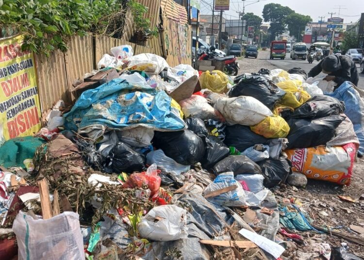 Spanduk Bertuliskan "Ya Alloh Azablah Orang Dzolim yang Membuang Sampah di Sini" Tak Mempan 1 Spanduk Bertuliskan “Ya Alloh Azablah Orang Dzolim yang Membuang Sampah di Sini” Tak Mempan