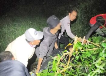 Perempuan Berswiter Hitam Terjatuh Saat Berada di Jembatan Sasak Besi, Polisi dan Warga Gerak Cepat Evakuasi Korban 2 Perempuan Berswiter Hitam Terjatuh Saat Berada di Jembatan Sasak Besi, Polisi dan Warga Gerak Cepat Evakuasi Korban