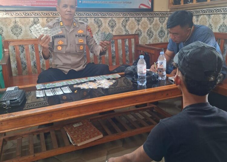 Polisi Bekuk Sindikat Pengedar Obat Keras dari Aceh, Ratusan Butir Diamankan di Kampung Cipicung 1 Polisi Bekuk Sindikat Pengedar Obat Keras dari Aceh, Ratusan Butir Diamankan di Kampung Cipicung