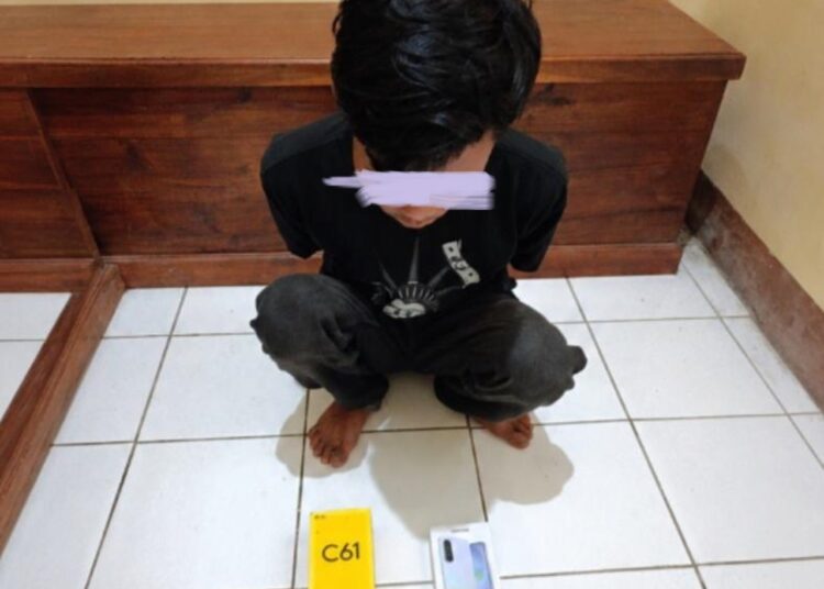 Polsek Singajaya Bekuk PS Pembobol Rumah, Barang Bukti HP dan Dompet Diamankan 1 Polsek Singajaya Bekuk PS Pembobol Rumah, Barang Bukti HP dan Dompet Diamankan