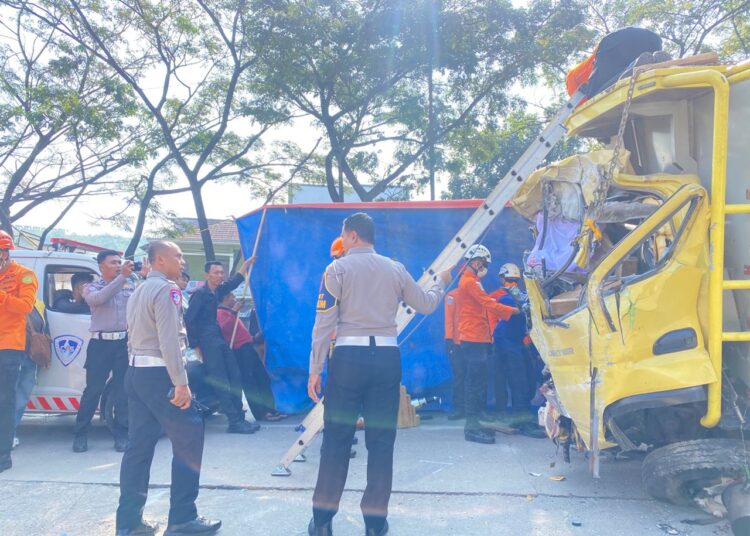 Truk Losbak Tabrak  Light Truk di Jalan By Pass Cicalengka, 2 Tewas 2 Luka Tergencet Kabin
