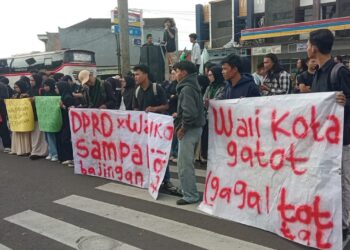 Pulang Dari Tanah Suci, Walikota Tasikmalaya Viman Alfarizi, Digempur Unjukrasa Puluhan Mahasiswa HMI