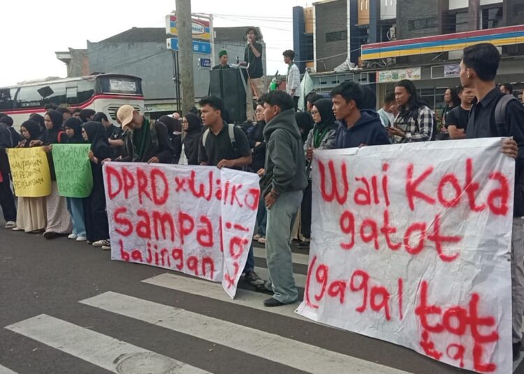 Pulang Dari Tanah Suci, Walikota Tasikmalaya Viman Alfarizi, Digempur Unjukrasa Puluhan Mahasiswa HMI 1 Pulang Dari Tanah Suci, Walikota Tasikmalaya Viman Alfarizi, Digempur Unjukrasa Puluhan Mahasiswa HMI