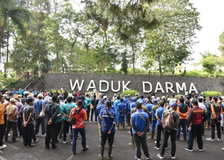 Ratusan Personil Selamatkan Wisata Waduk Darma Dari Serangan Eceng Gondok 1 Ratusan Personil Selamatkan Wisata Waduk Darma Dari Serangan Eceng Gondok