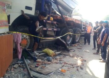Rem Blong, Truk Tronton Hantam Rumah Warga Hingga Ambruk Timpa Penghuni 10 Rem Blong, Truk Tronton Hantam Rumah Warga Hingga Ambruk Timpa Penghuni