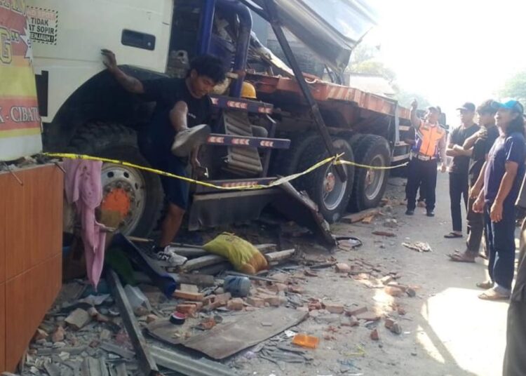 Rem Blong, Truk Tronton Hantam Rumah Warga Hingga Ambruk Timpa Penghuni 1 Rem Blong, Truk Tronton Hantam Rumah Warga Hingga Ambruk Timpa Penghuni