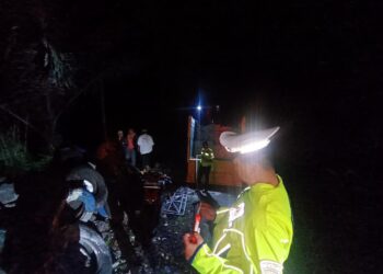Rem Blong, Fuso Center Terjun dan Masuk ke Sungai Cikandang di Tanjakan Pengantin Garut 2 Rem Blong, Fuso Center Terjun dan Masuk ke Sungai Cikandang di Tanjakan Pengantin Garut