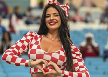 “Gadis Piala Dunia” Ivana Knoll Tampil di Laga Kroasia vs Inggris, Langsung Jadi Pusat Perhatian 2 “Gadis Piala Dunia” Ivana Knoll Tampil di Laga Kroasia vs Inggris, Langsung Jadi Pusat Perhatian