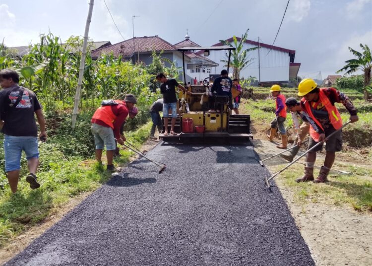Tanggapi Keluhan Warga, Bupati Majalengka Perbaiki Jalan Secara Bertahap di Tengah Tantangan Anggaran