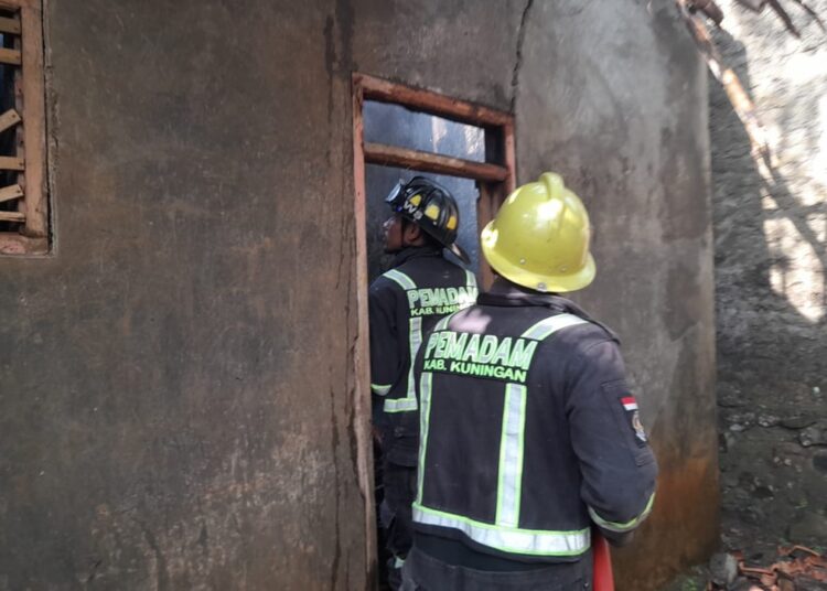 Mobil Damkar Tiba di Lokasi Kebakaran Tempuh Perjalanan 45 Menit Rumah Rasid Hangus Jadi Abu 1 Mobil Damkar Tiba di Lokasi Kebakaran Tempuh Perjalanan 45 Menit Rumah Rasid Hangus Jadi Abu