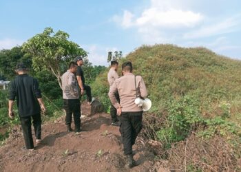 Granat Perang Revolusi Ditemukan di Garut, Tim Gegana Polda Jabar Ledakkan di Tengah Kampung 4 Granat Perang Revolusi Ditemukan di Garut, Tim Gegana Polda Jabar Ledakkan di Tengah Kampung
