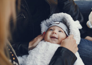 Tips Membawa Bayi di Pesawat, Bunda Hobi Traveler Wajib Tahu!