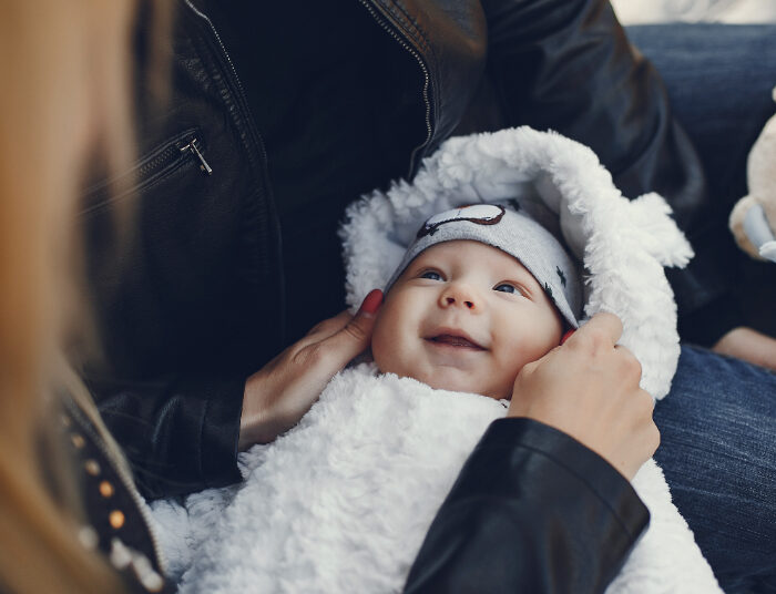 Tips Membawa Bayi di Pesawat, Bunda Hobi Traveler Wajib Tahu!