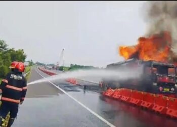 Truk Tangki Pertamina Membawa BBM 24.000 Liter Meledak dan Terbakar di Tol Cisumdawu 2 Truk Tangki Pertamina Membawa BBM 24.000 Liter Meledak dan Terbakar di Tol Cisumdawu