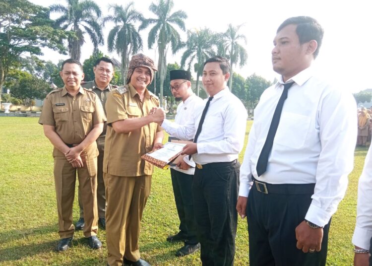 Wakil Walikota Tasikmalaya Berikan Reward Kepada Intel Satpol PP Kota Tasikmalaya, Apresiasi Kerja di Lapangan 1 Wakil Walikota Tasikmalaya Berikan Reward Kepada Intel Satpol PP Kota Tasikmalaya, Apresiasi Kerja di Lapangan
