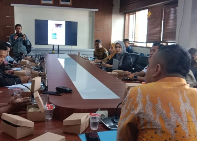 Warga Desa Sukakarya Gruduk DPRD Garut Tuntut Kejelasan Status Lahan. 1 Warga Desa Sukakarya Gruduk DPRD Garut Tuntut Kejelasan Status Lahan.