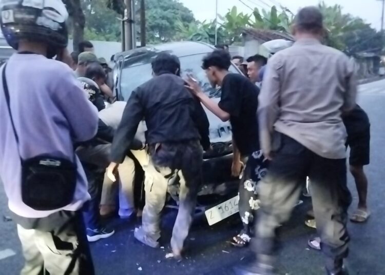 Avanza Hilang Kendali Tabrak Pohon di Gunungkalong, 5 Penumpang Rombongan Bandung-Pangandaran Luka-Luka 1 Avanza Hilang Kendali Tabrak Pohon di Gunungkalong, 5 Penumpang Rombongan Bandung-Pangandaran Luka-Luka