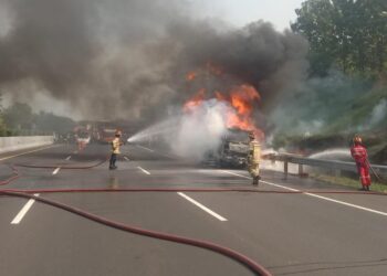 Kembali Terjadi Tangki PT Pertamina Terbakar di KM 80 Tol Cipali, Damkar Subang Kejar Waktu Padamkan api di Tengah Hambatan Air Jauh 2 Kembali Terjadi Tangki PT Pertamina Terbakar di KM 80 Tol Cipali, Damkar Subang Kejar Waktu Padamkan api di Tengah Hambatan Air Jauh